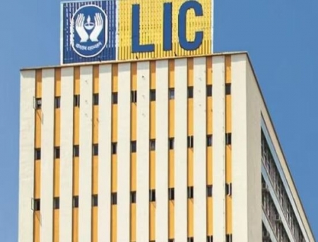 LIC Sells Over Two per cent Stake in Sun Pharma for Rs 4,699 Cr